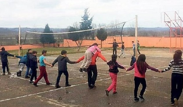 Öğrencisini sırtında taşıyan öğretmen tüm Türkiye'yi duygulandırdı