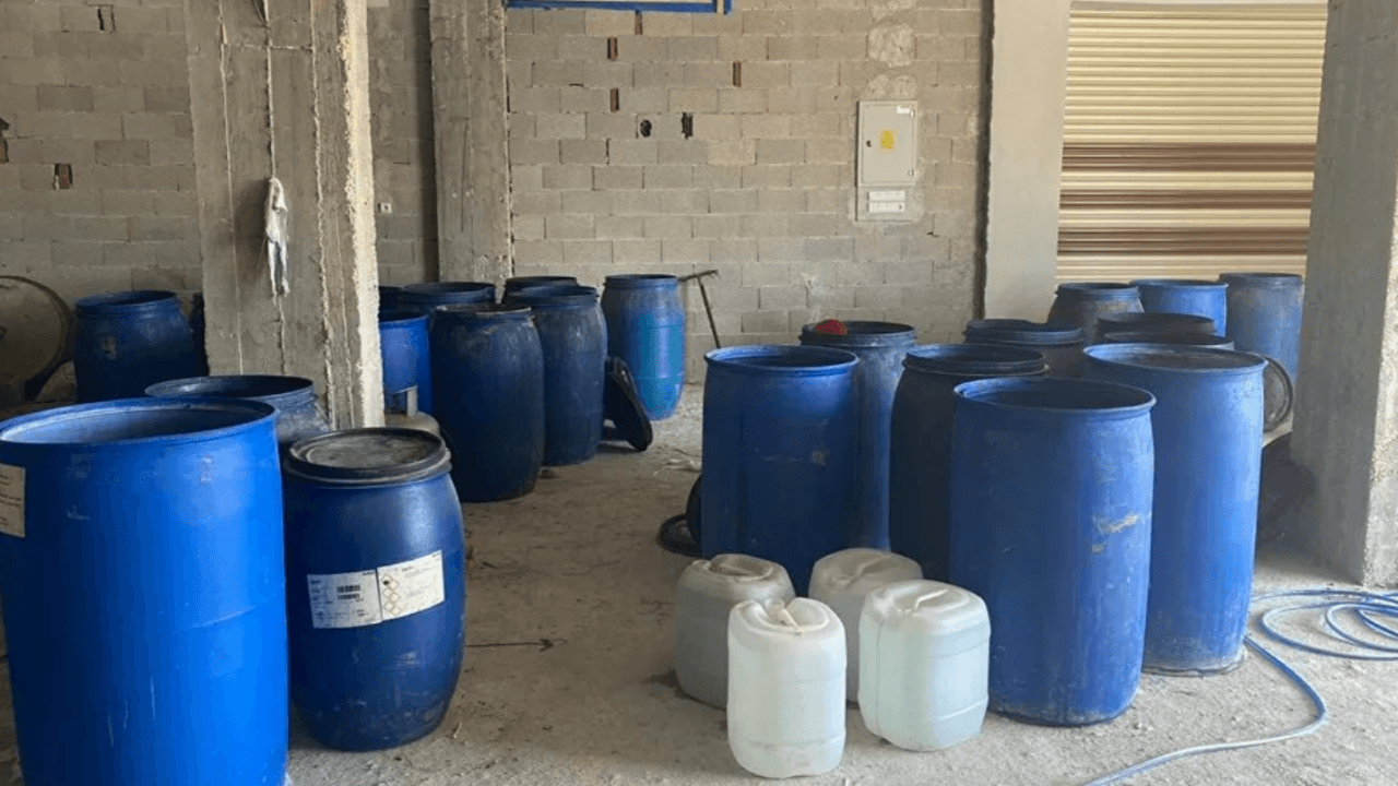 Adana'da 3 bin 220 litre sahte rakı ele geçirildi