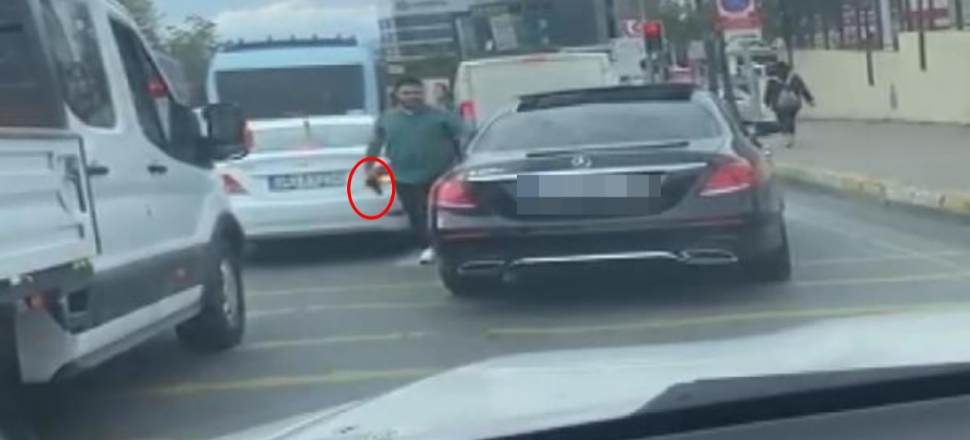 Elinde silahla otomobilinden indi