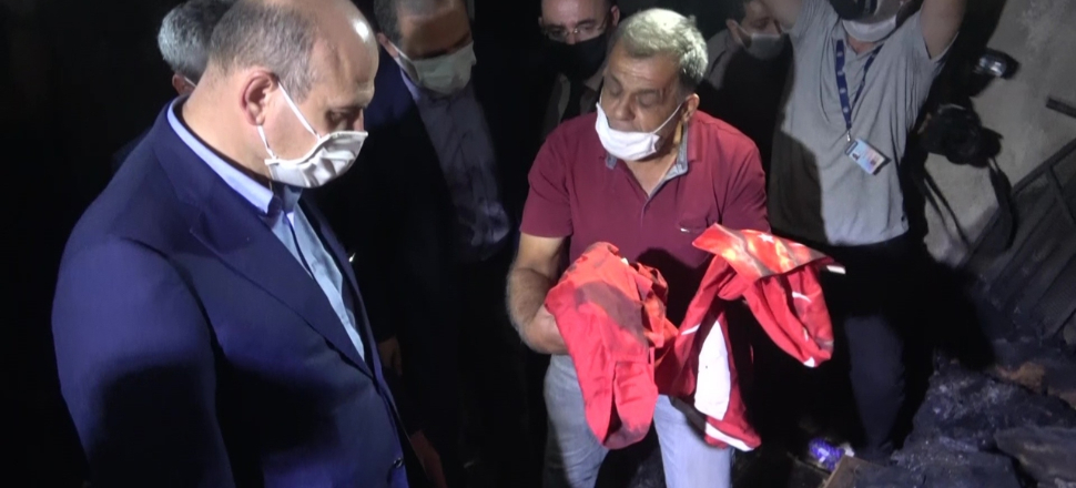 Tüm evi yandı, sadece bayrak sağlam kaldı