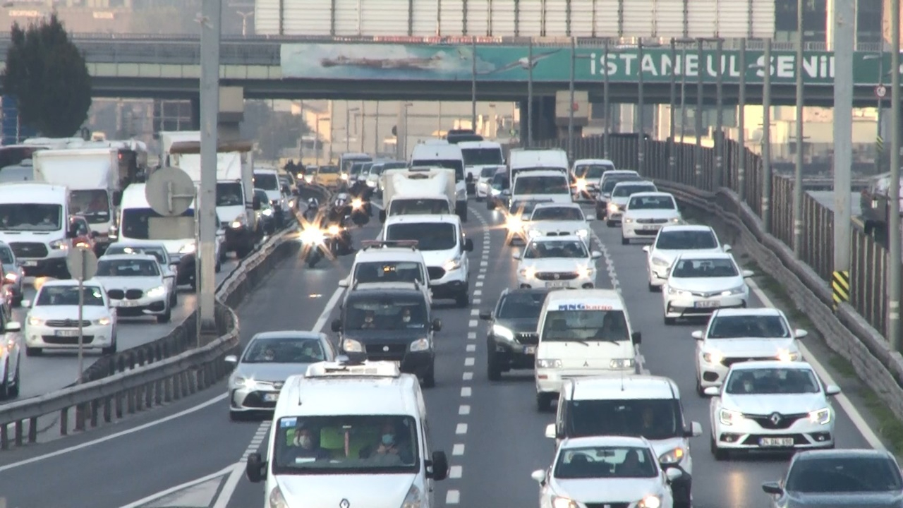 Okullar açıldı, trafik yoğunluğu başladı