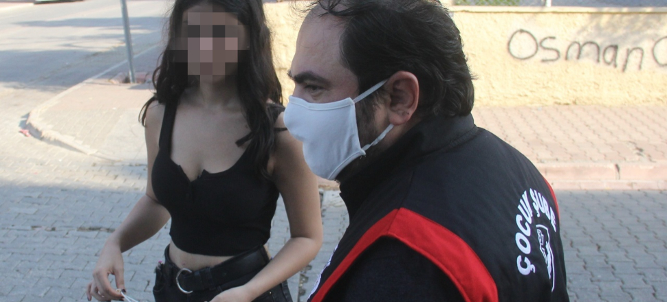 Polisi gören kız kaçmaya çalıştı