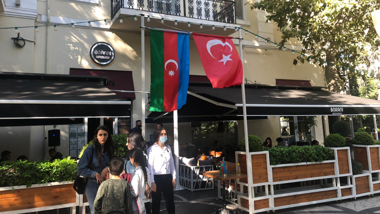 Azerbaycan halkı Türk bayrağı istiyor!