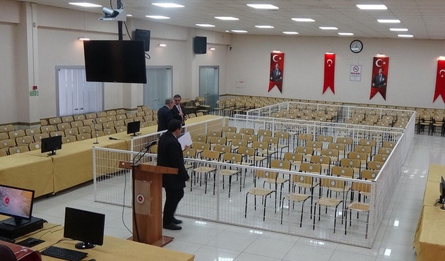 Darbecilerin yargılandığı binanın lağımı taştı!