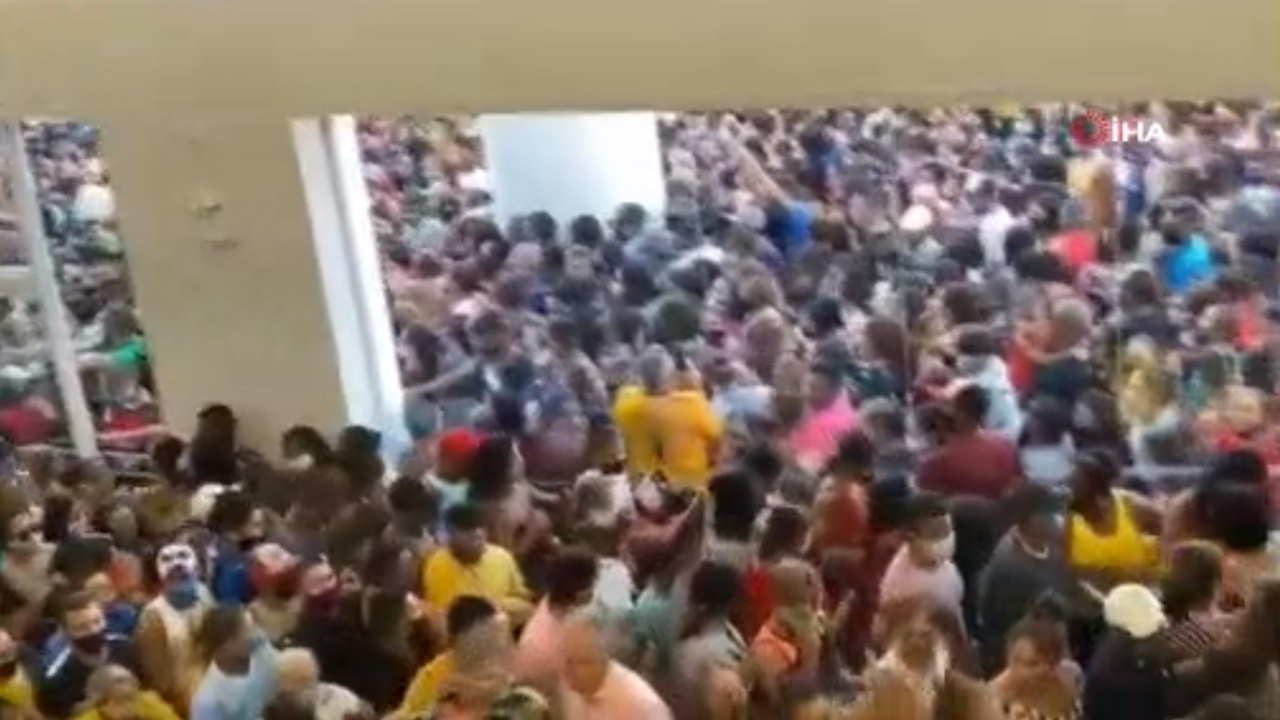 AVM açılışında adeta birbirlerini ezdiler