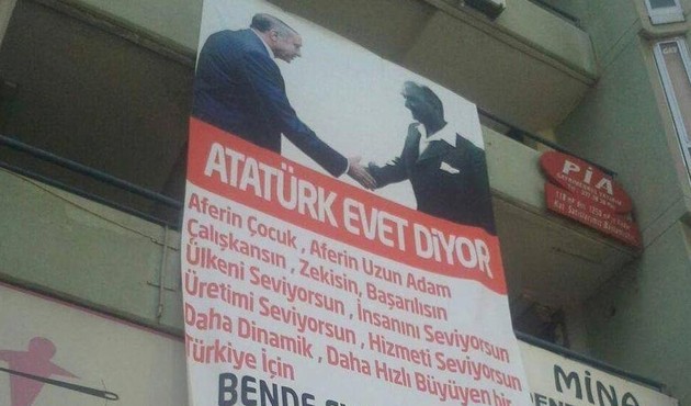 Mersin'de tartışma yaratan pankart: "Atatürk de 'evet' diyor!"