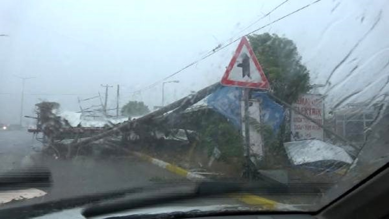 Balıkesir'de fırtına! İş yerinin çatısı yola uçtu