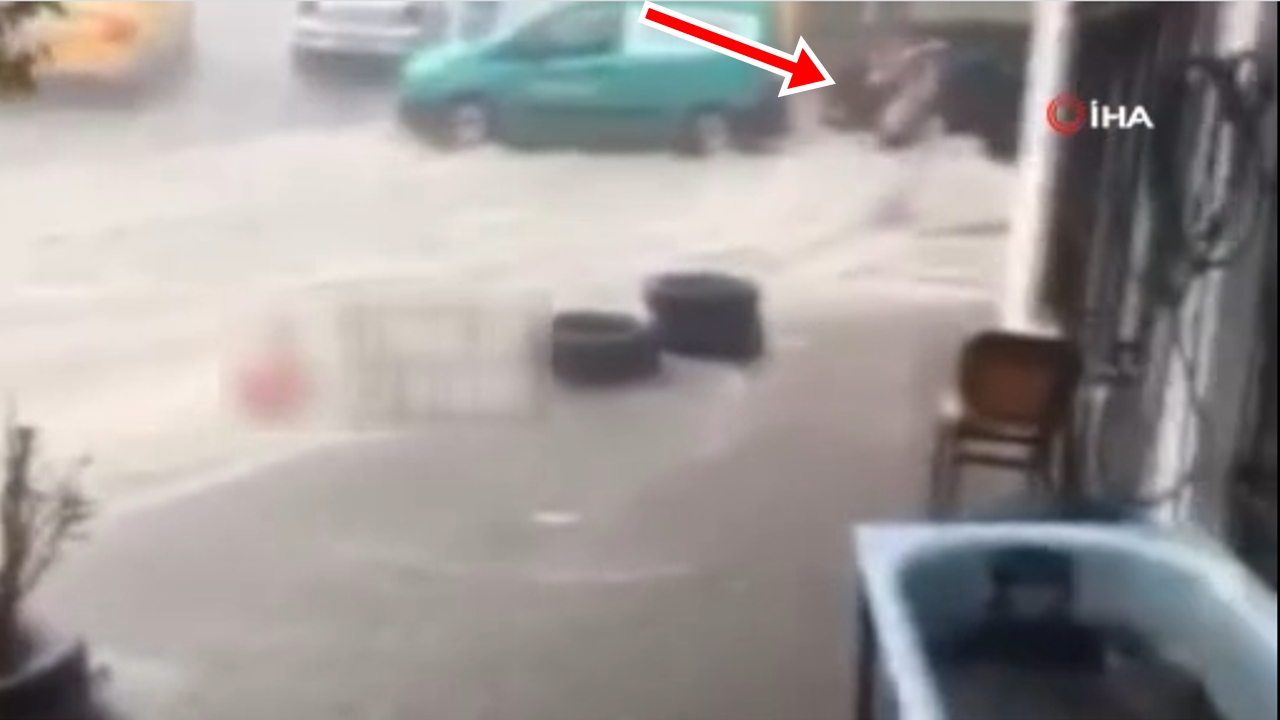 Yağmur sularına kapıldı, vatandaşlar kurtardı