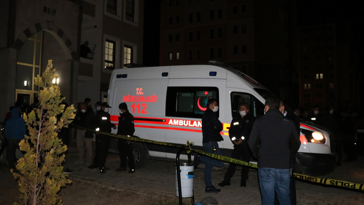 Yaşlı kadın boğazı kesilerek öldürüldü