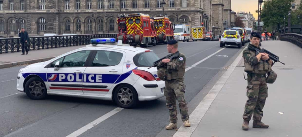 Paris'te bir kişi başı kesilerek öldürüldü