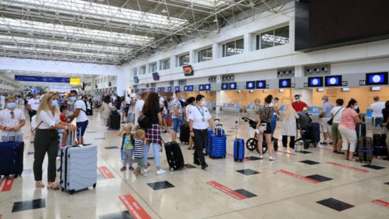 Antalya'ya koronaya rağmen turist yağdı!