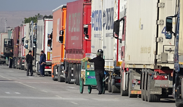 Kaçak geçen yabancı TIR'lar yandı!