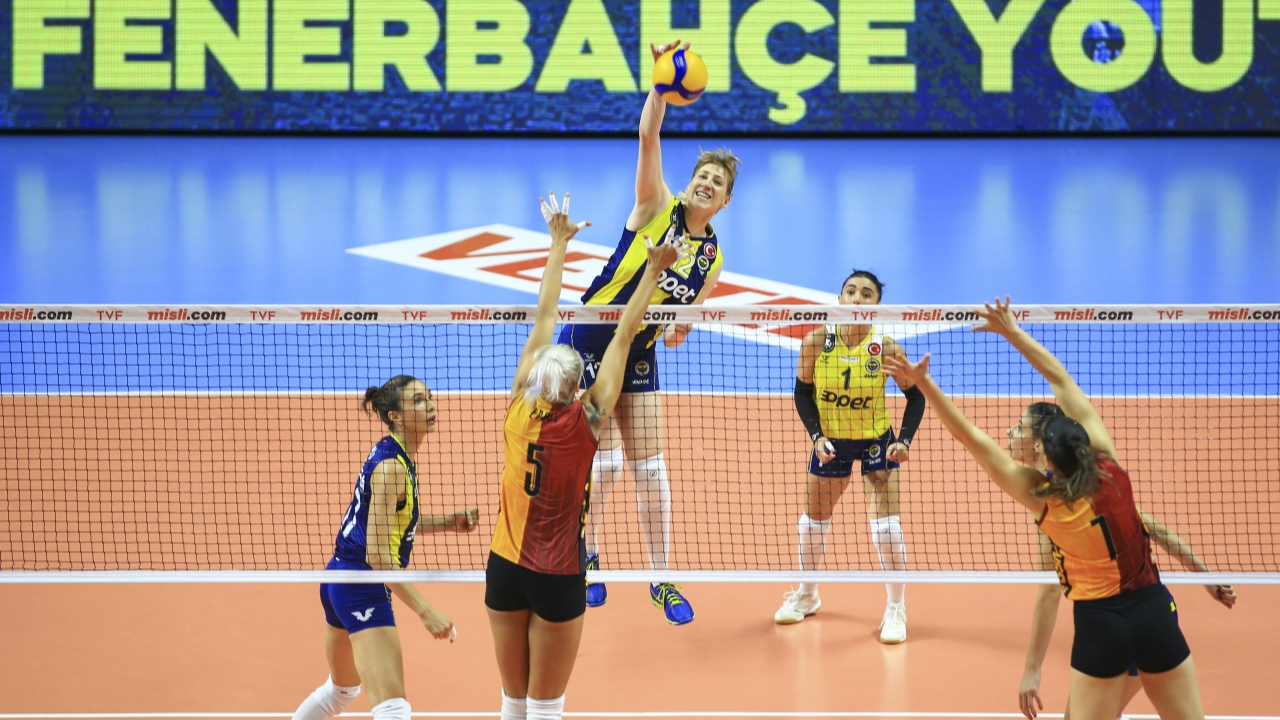 Fenerbahçe derbide Galatasaray'a set vermedi