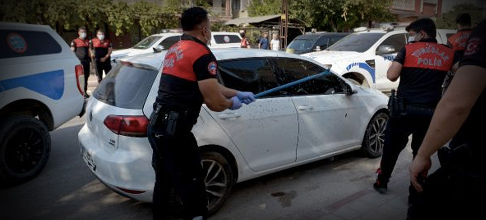 Çalışır haldeki otomobilde elinde tabancayla uyudu! Polis camı kırarak müdahale etti!