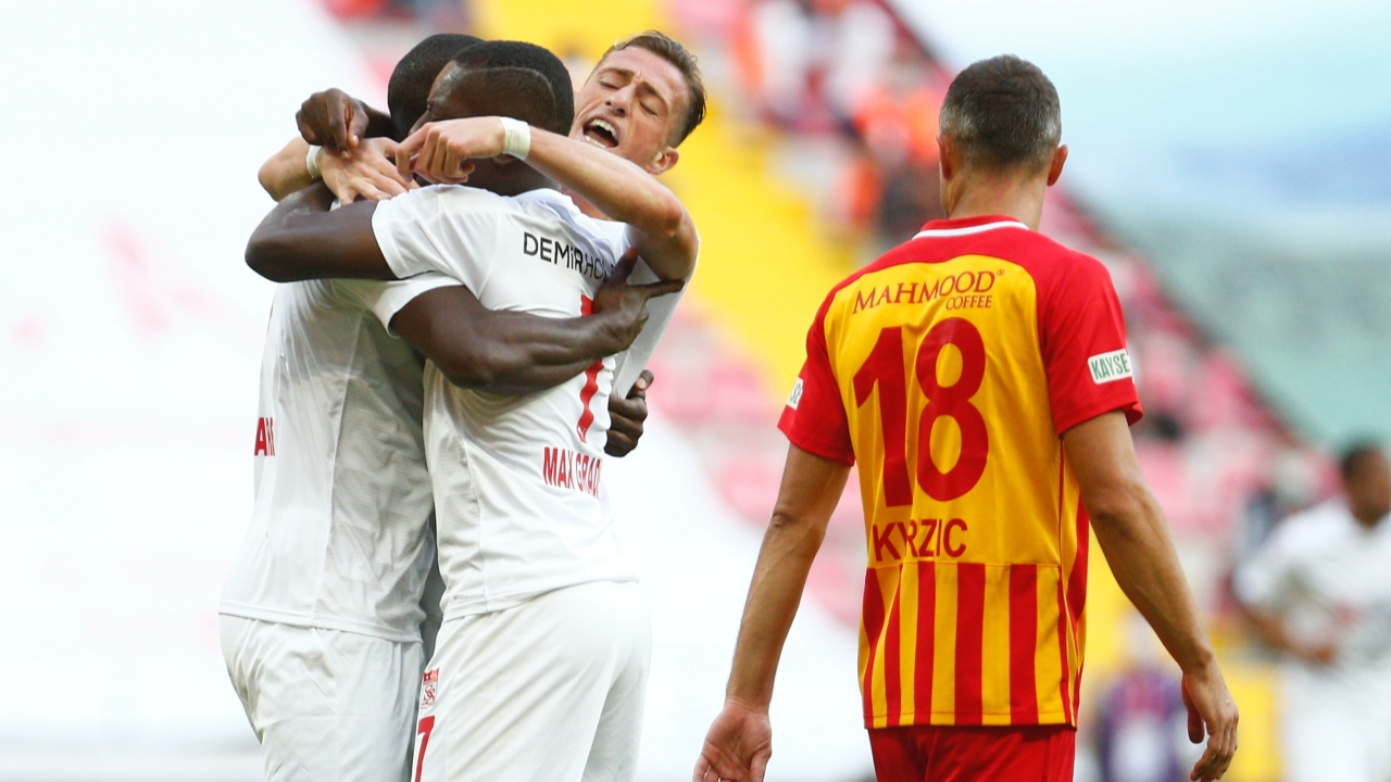 Sivasspor Kayseri'de 3 puanı 3 gole aldı