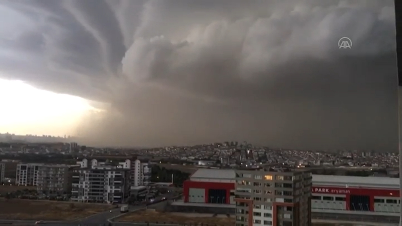 Sağanak yağış beklenen Ankara'dan ürküten görüntü