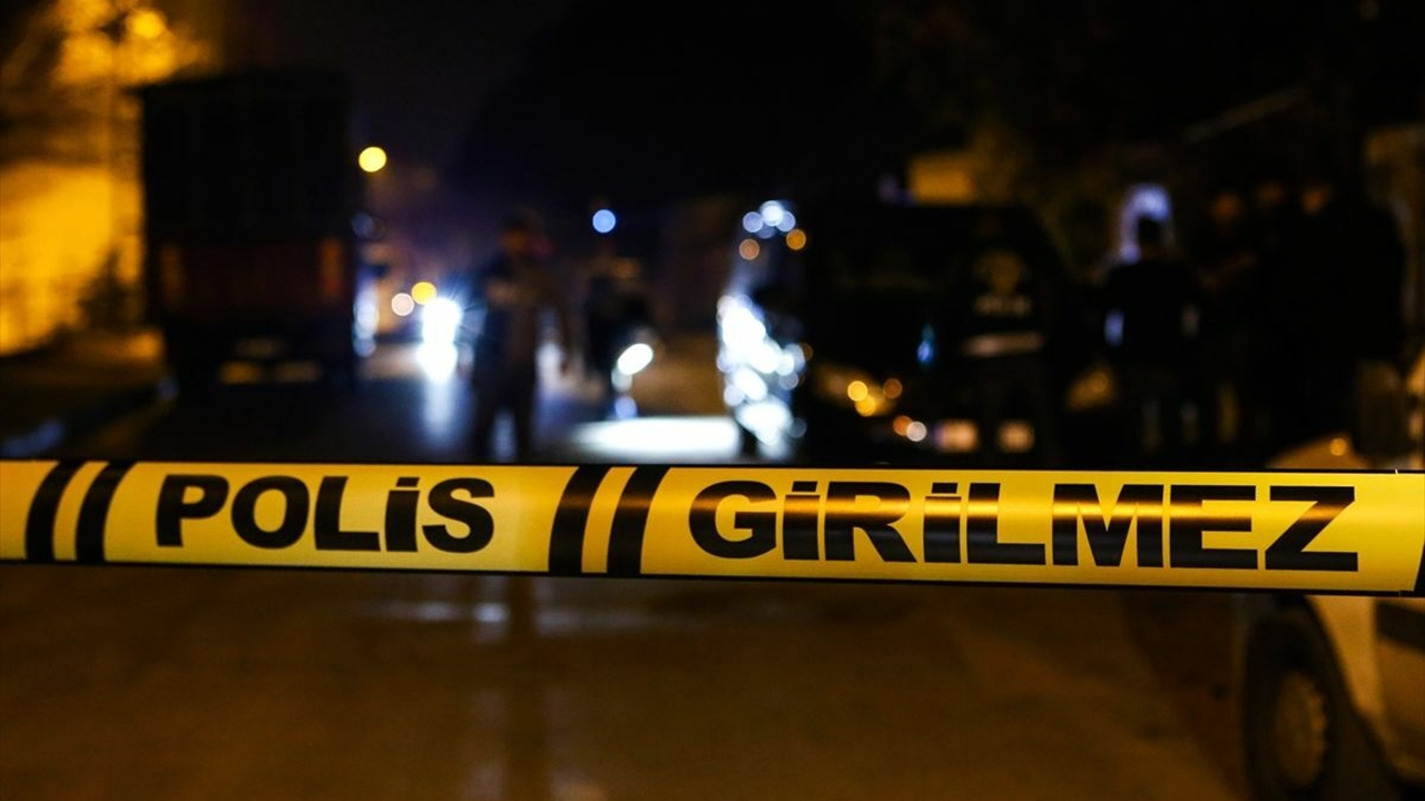 Polise kapıyı açıp babasını bıçaklamaya devam etti