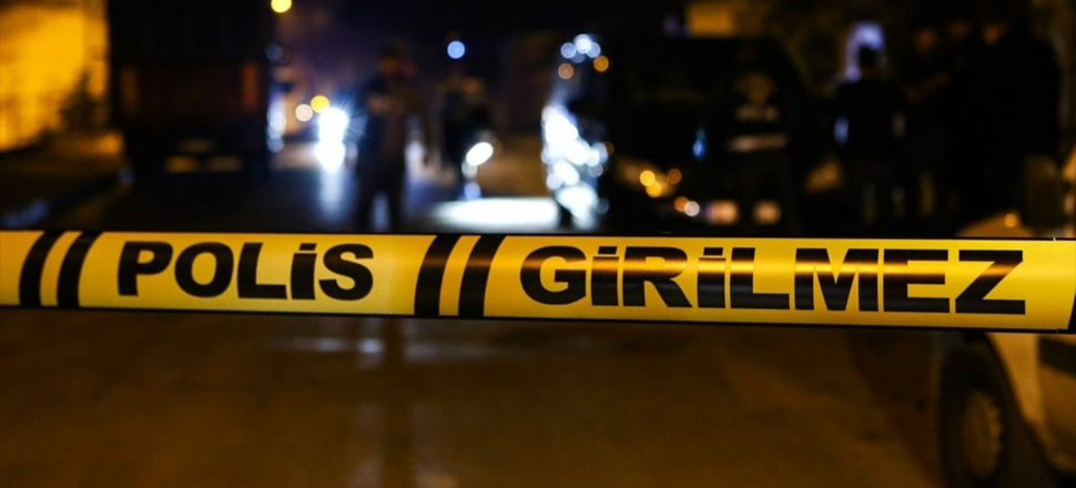 Polise kapıyı açıp babasını bıçaklamaya devam etti