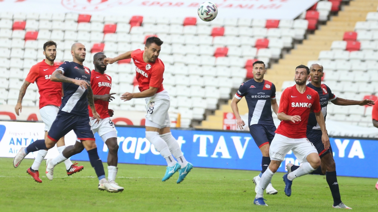 Antalyaspor 9 kişi kalan Gaziantep FK'yı elinden kaçırdı