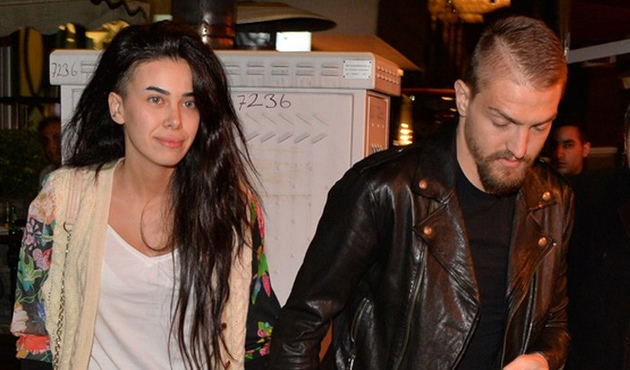 Caner'den Asena Atalay'a şok suçlamalar:  Striptiz kulüplerinde direk dansı yapıyor