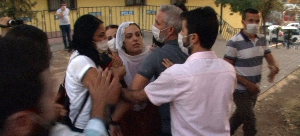 HDP'li vekilden evlat nöbetindeki ailelere hakaret