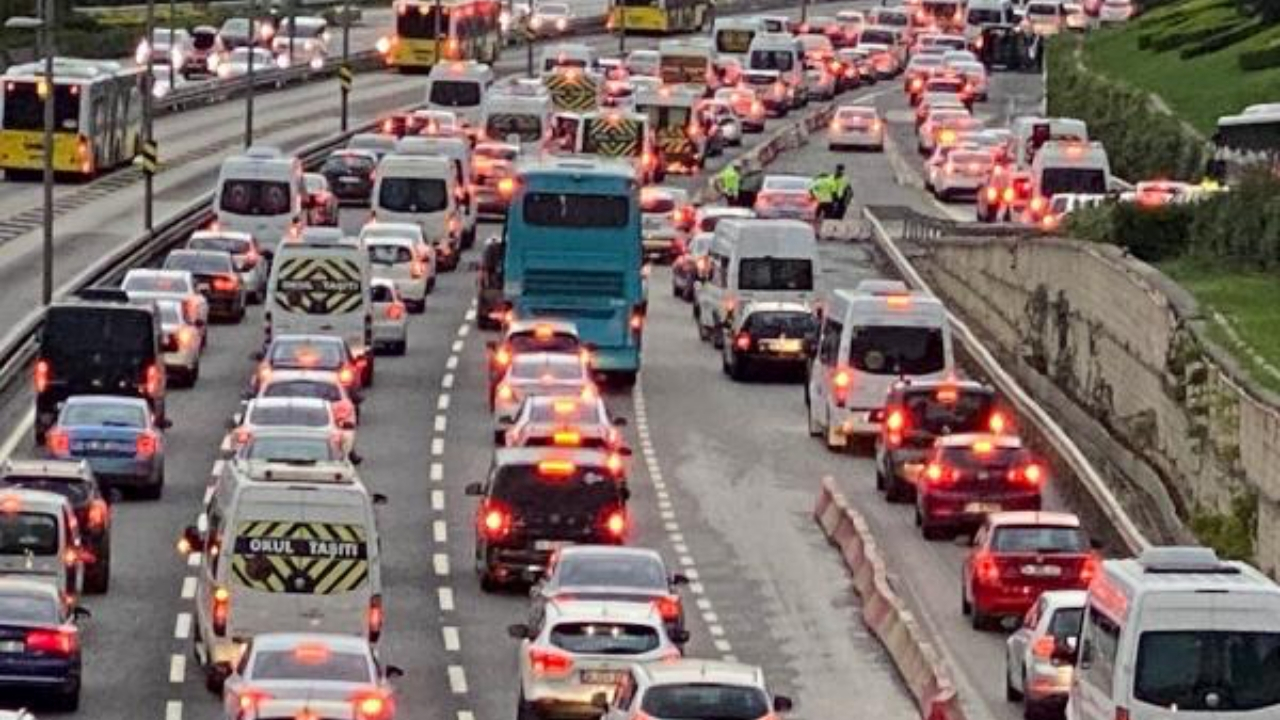İstanbul haftaya yoğun trafikle başladı