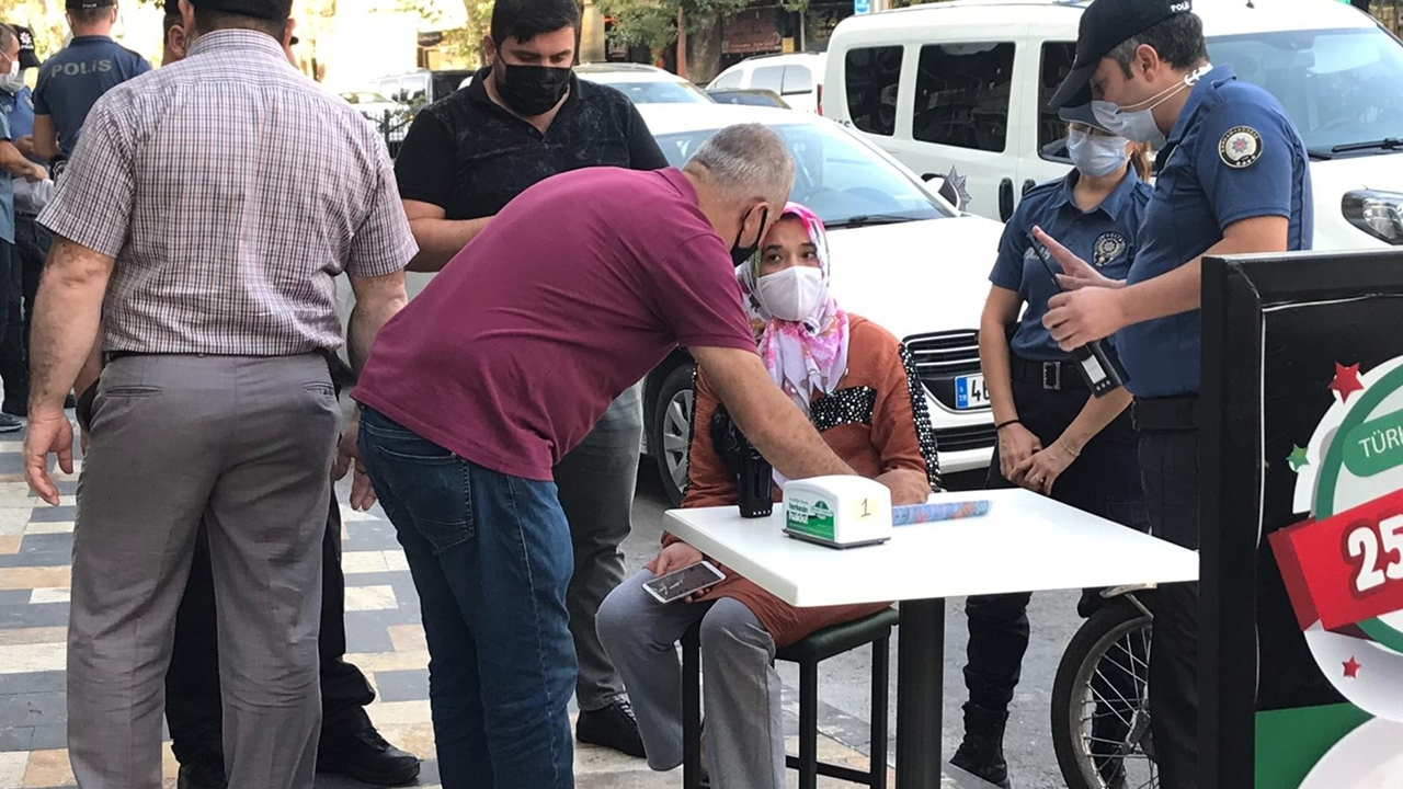 Kocası 18 bin lira kaptırdı, eşi banka önünde durduruldu