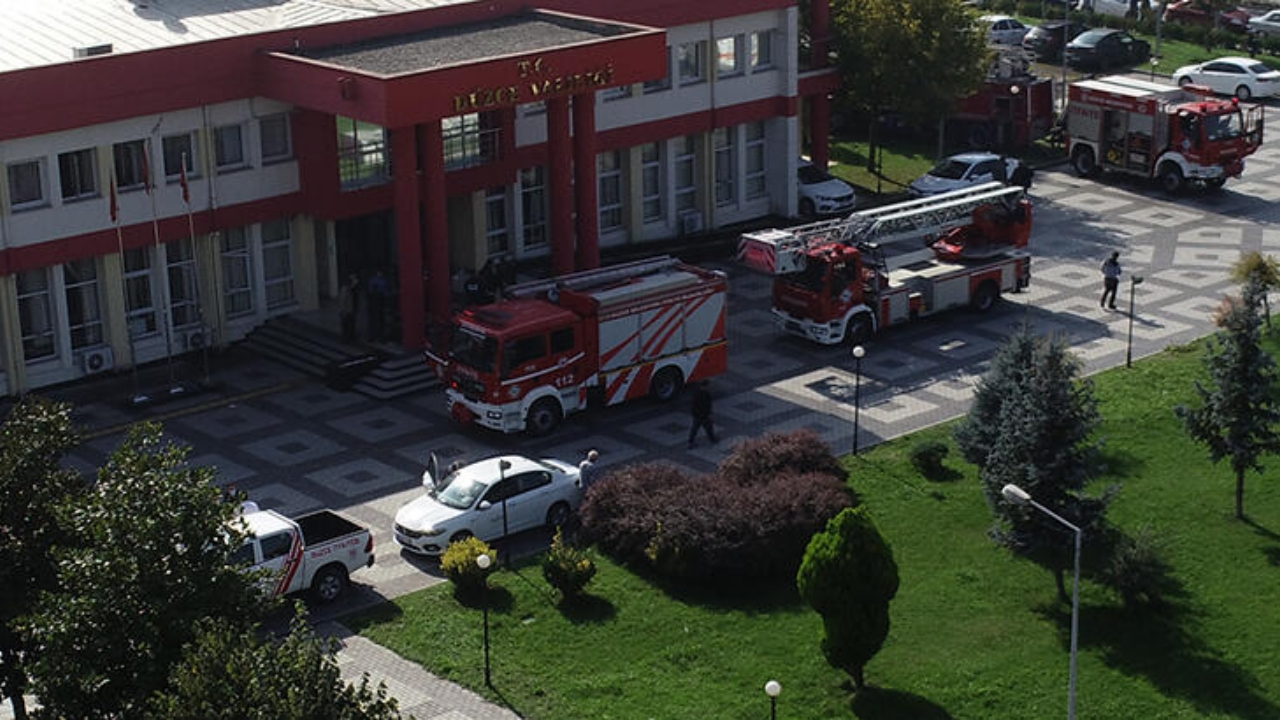 Düzce Valiliği'nde güvenlik noktasındaki biber gazı patladı