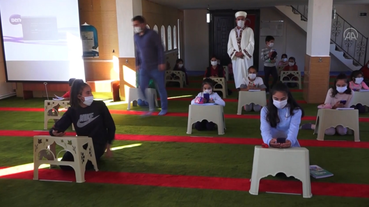 Öğrencilerin yardımına cami imamı koştu