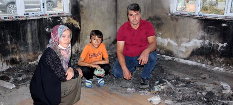 Yanan odanın külleriyle yaşıyorlar