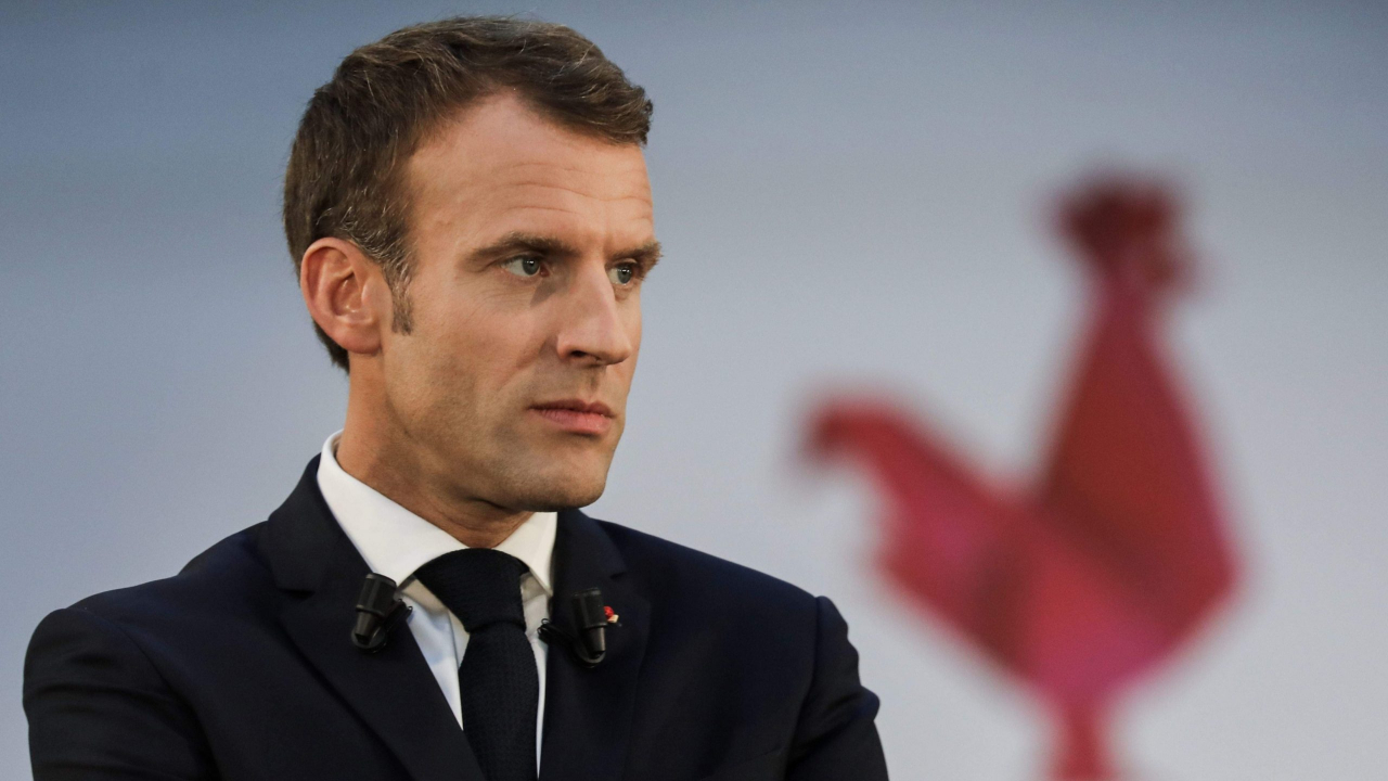 Macron Hz. Muhammed'e hakaret eden karikatürleri binalara yansıttı