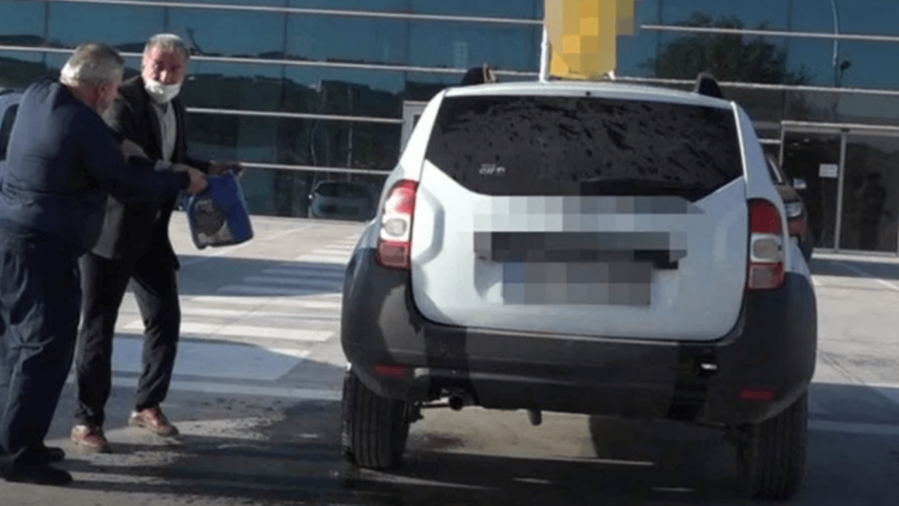 Satın aldığı araçta hasar çıkınca, bayi önünde yakmaya kalktı