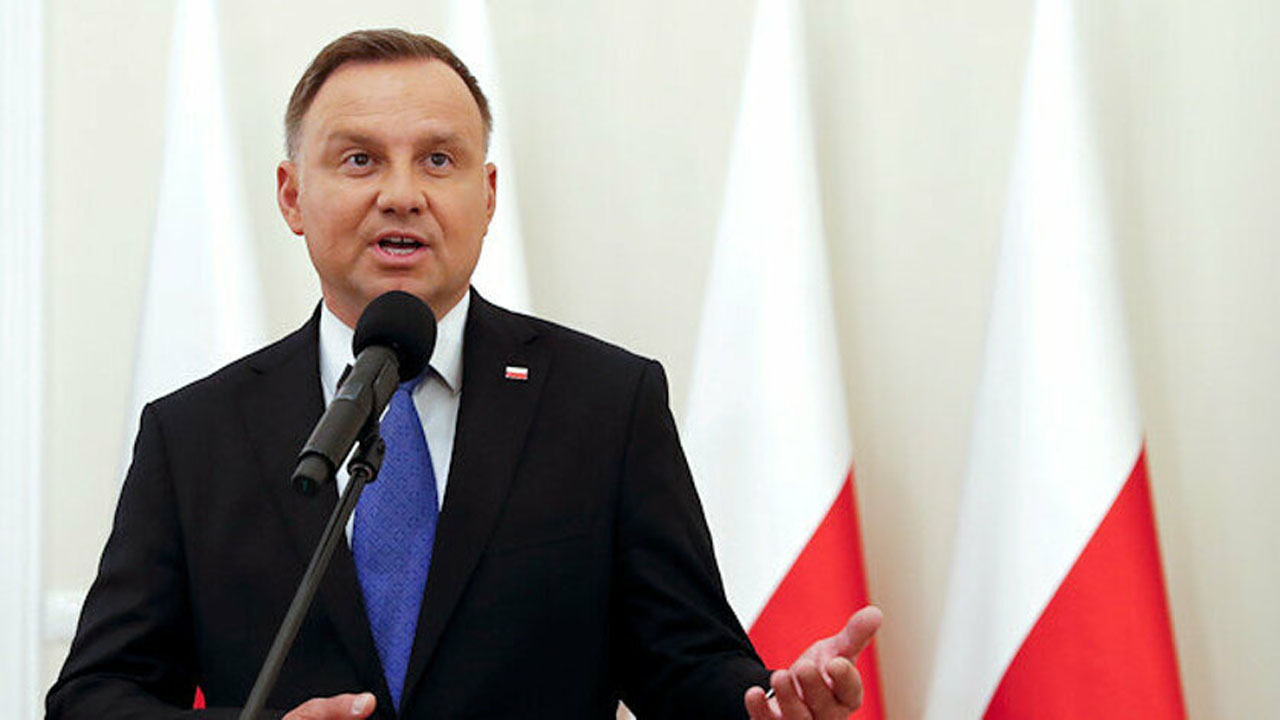 Polonya Cumhurbaşkanı Andrzej Duda korona oldu