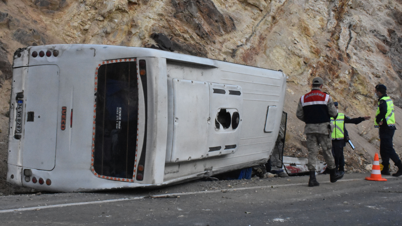 Tünel işçilerini taşıyan midibüs devrildi: 5'i ağır, 15 yaralı