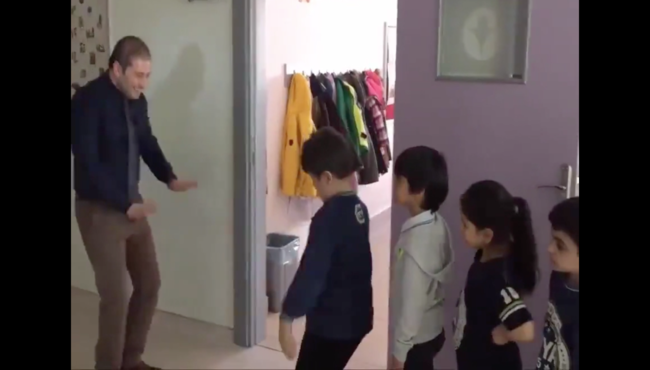 Öğrencileriyle farklı şekilde selamlaşan yerli öğretmen!
