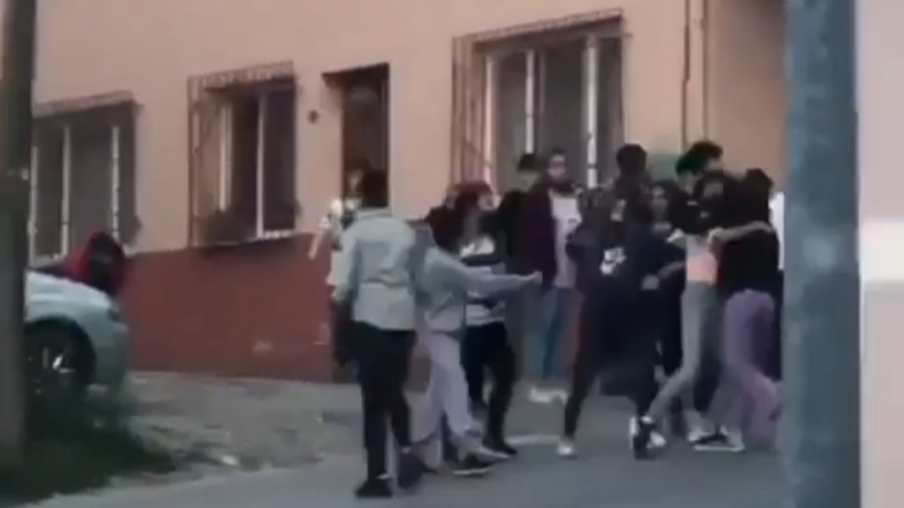Liseli kızların 'erkek' kavgası