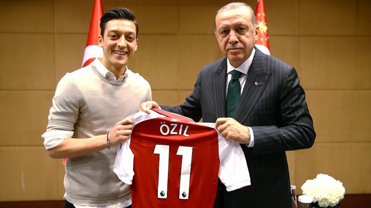 Almanya Futbol Federasyonu Mesut Özil'den özür diledi