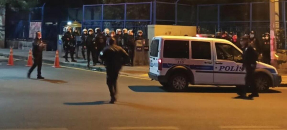 Polis ve sağlık çalışanlarını taşladılar
