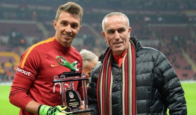 Muslera rekor ödülünü Zoran Simoviç'ten aldı