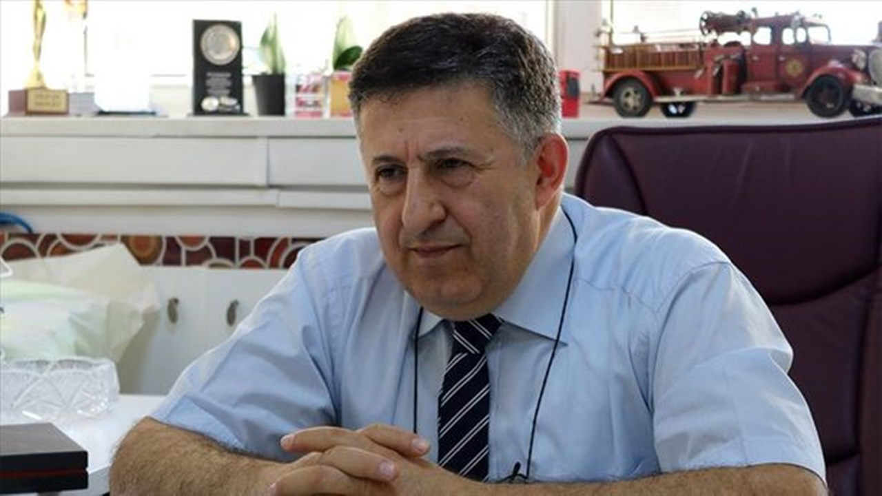 Ünlü profesör canlı yayında aşı oldu