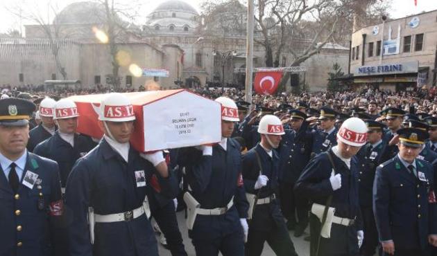 Şehidin babası oğlunun tabutunu taşıdı