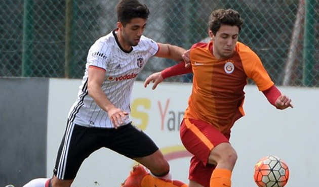 Günün ilk derbisinde 2 gol, 2 kırmızı kart vardı!