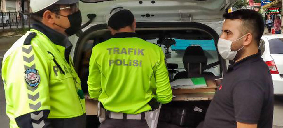 Eşi koronavirüslü şoför yolcu taşırken yakalandı!