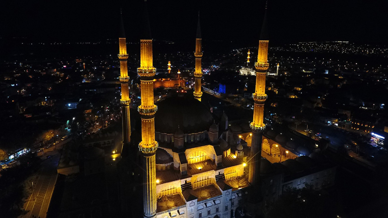 Mevlid Kandili dolayısıyla tüm minarelerden salavatlar yükseldi