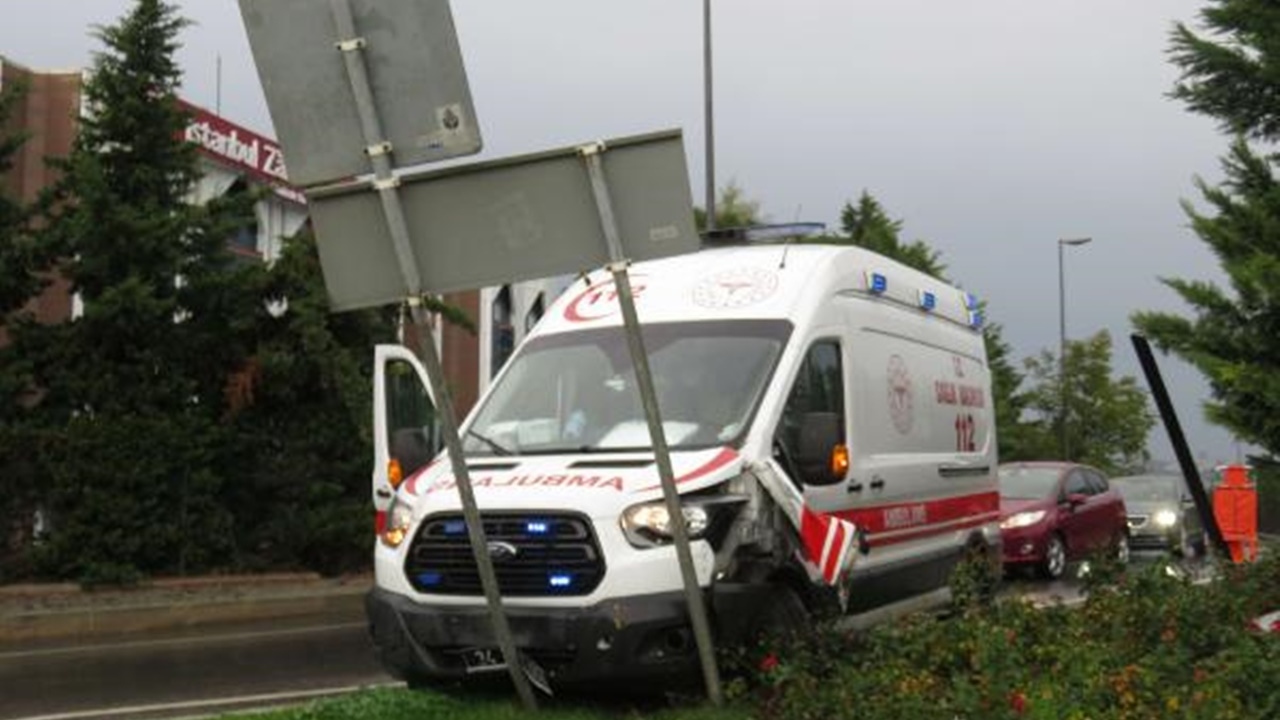 İstanbul'da ambulans kaygan yolda refüje çıktı