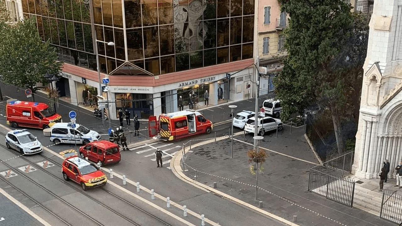 Fransa'da bıçaklı saldırı: 3 ölü