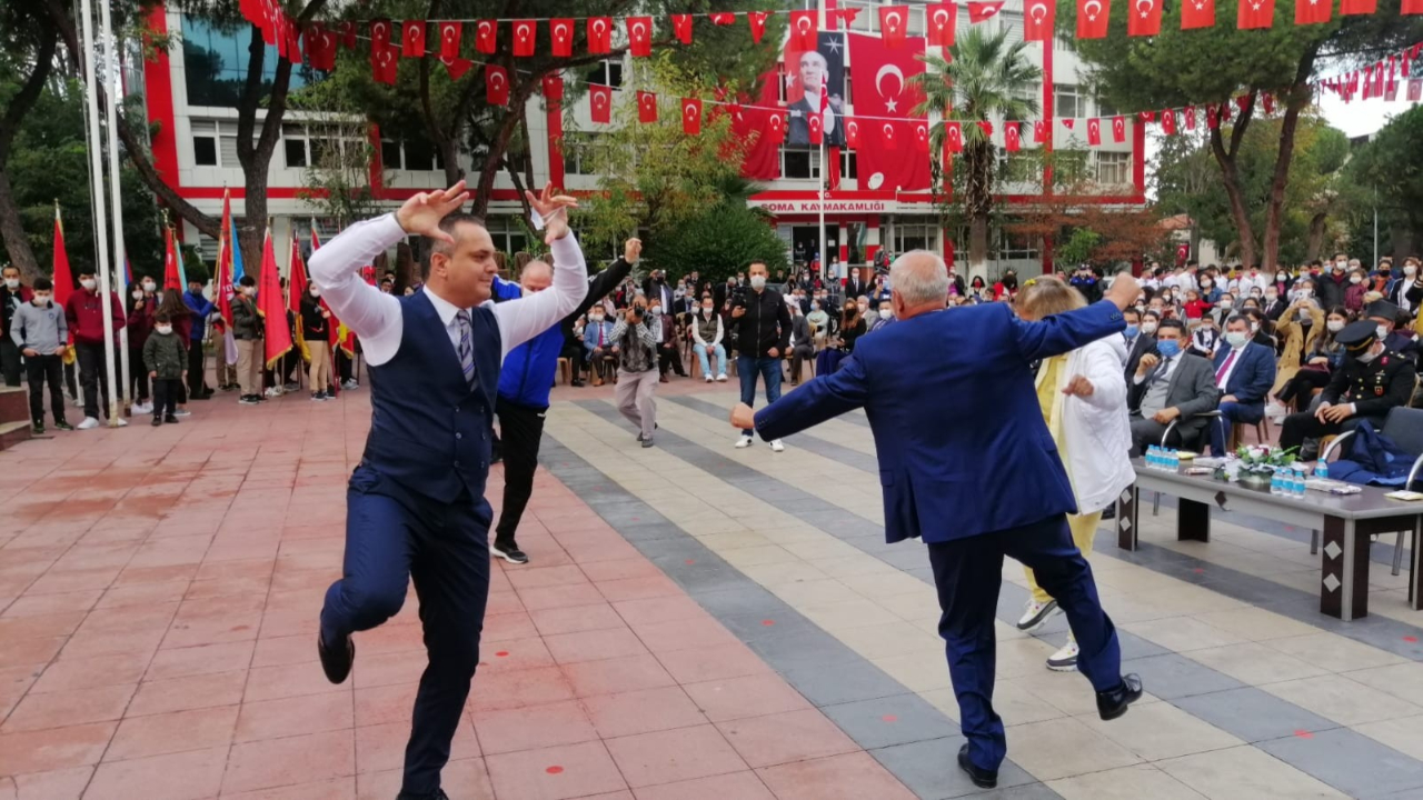 Kaymakam ve belediye başkanından zeybek gösterisi