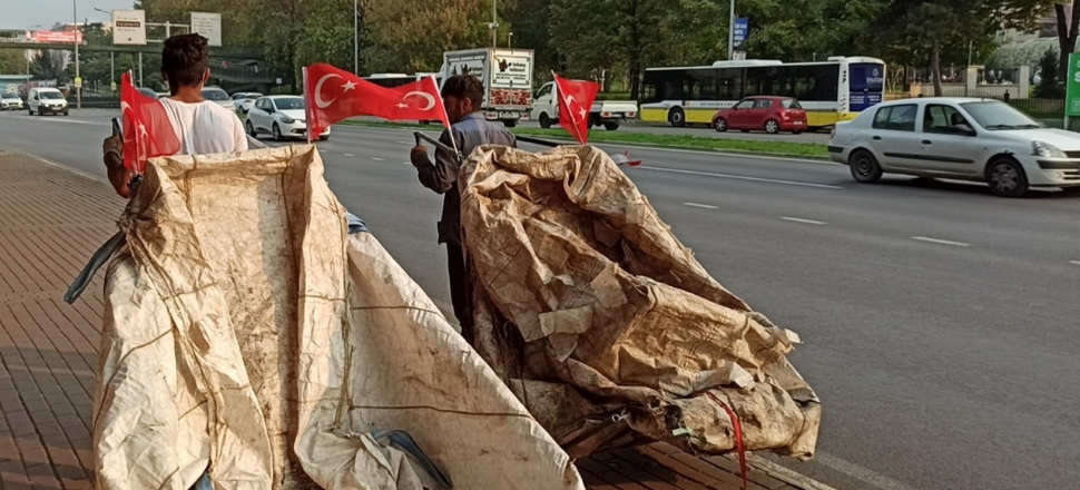 Karton toplayan gençlerin Cumhuriyet coşkusu