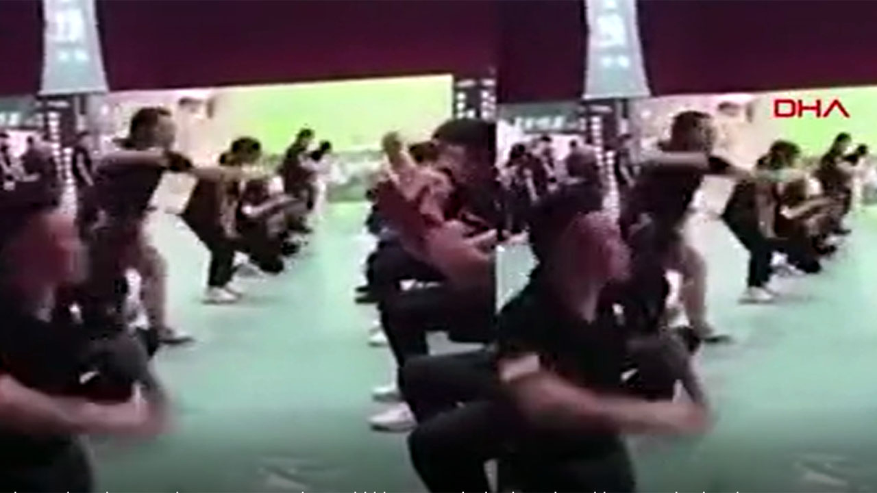 Çinli şirket çalışanlarını kendilerine tokatlattı!