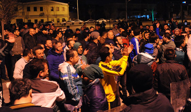 Ellerinde bıçak ve sopalarla otobüse girip futbolcuları darp ettiler